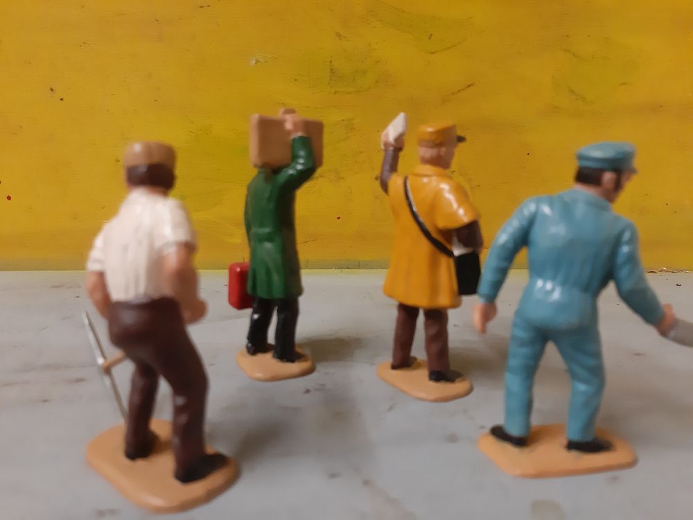 Jouets: 4 personnages civils plastique  – Neuf (Voir description) à Monthey par Jmbois 1