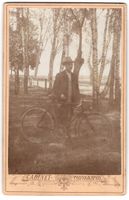 Fotografie junger Mann mit seinem Fahrra