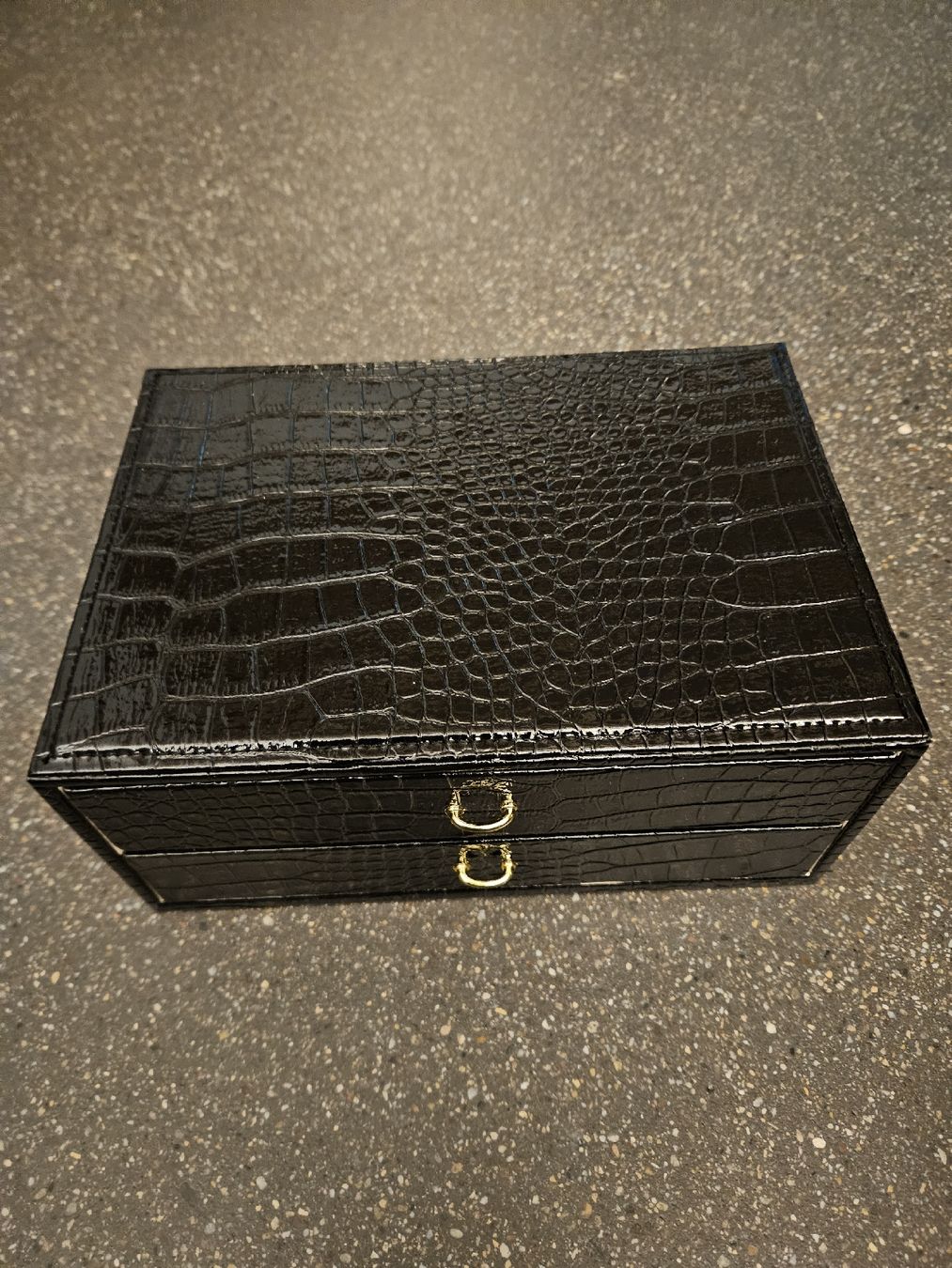 Sistemi di archiviazione: Schwarze Schmuckbox mit 2 Schubladen, Kunstleder  – Nuovo (secondo la descrizione) da Ormalingen venduto da nomolnoi 1