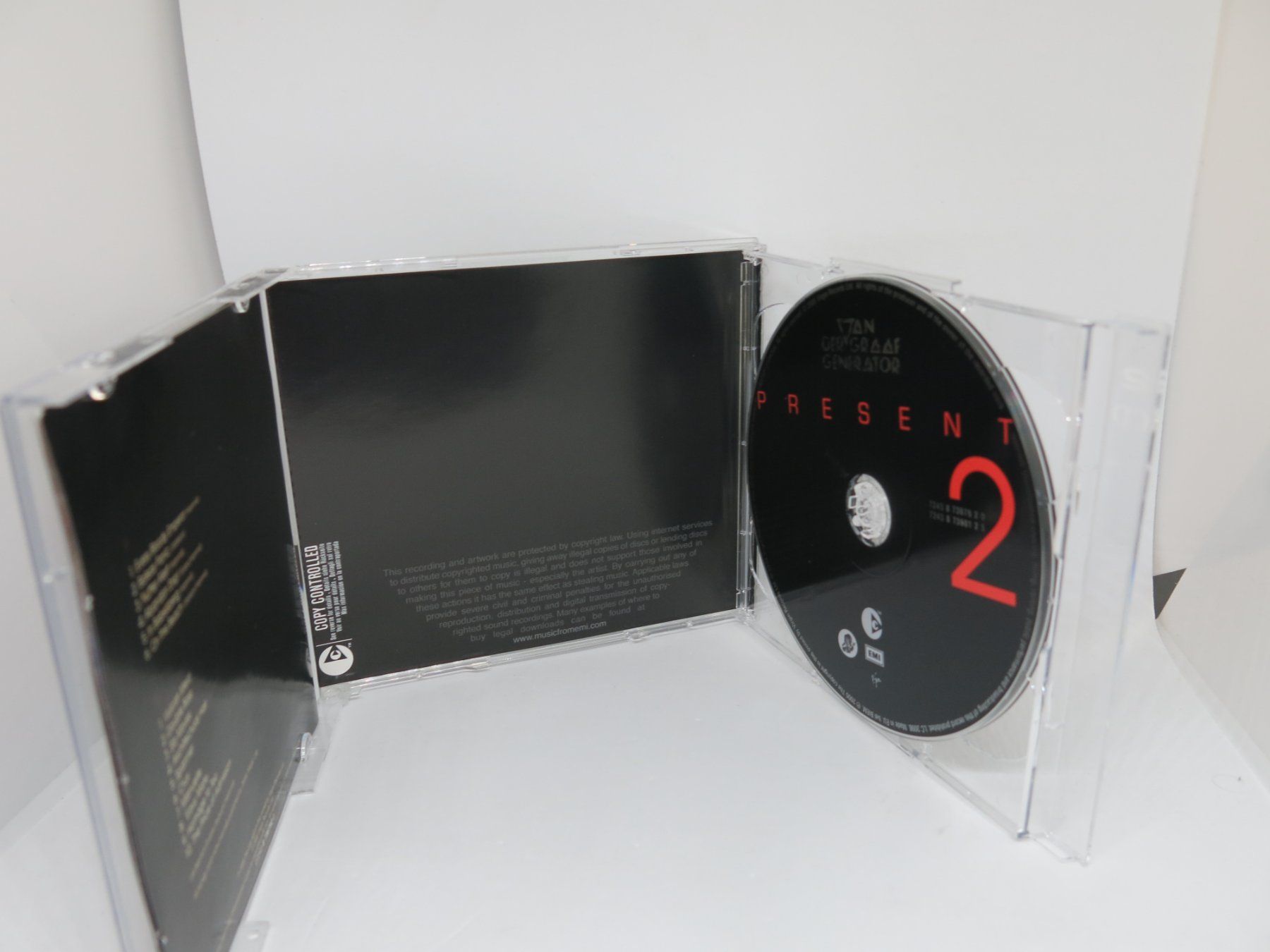 CDs: 2 x CD Van Der Graaf - Present / top Zustand – D'occasion à Ernetschwil par luisvonerni 2