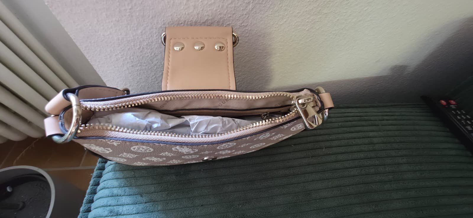 Guess Borse da donna: Sac à main Guess (PG812920) – Nuovo e nell'imballaggio originale da La Sarraz venduto da Torog666 3