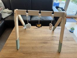 Spielbogen aus Holz mit drei Anhaengern neuwertig