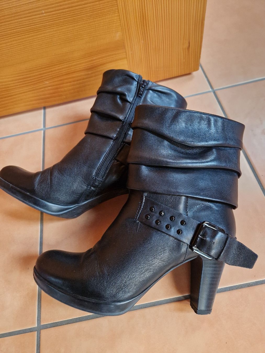 Scarpe da donna: Lederstiefel Varese schwarz 37 – Usato da Lichtensteig venduto da Cocabana_16 1