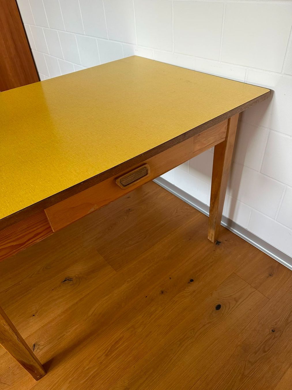 Tables: Tisch mit Kelko-Platte gelb – D'occasion à Ittigen par stoney63 1