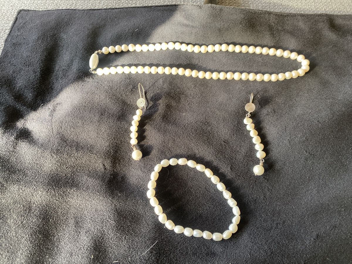 Altri gioielli: Schmuckset Echte Perlenkette Armband Ohrringe Perlen Weiss – Usato da Läufelfingen venduto da Alles_Garantie