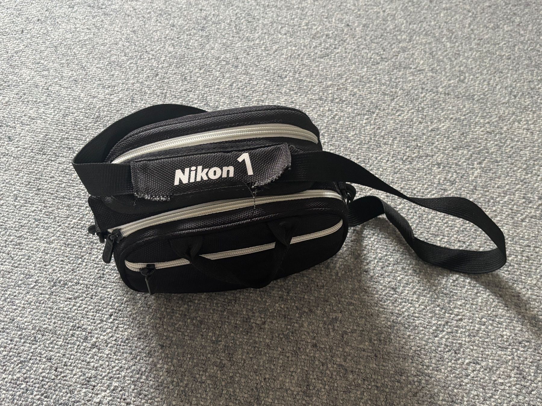 Nikon Fotocamera: Nikon 1 J1 schwarz mit zwei Objektiven – Usato da Nussbaumen AG venduto da 58612 6