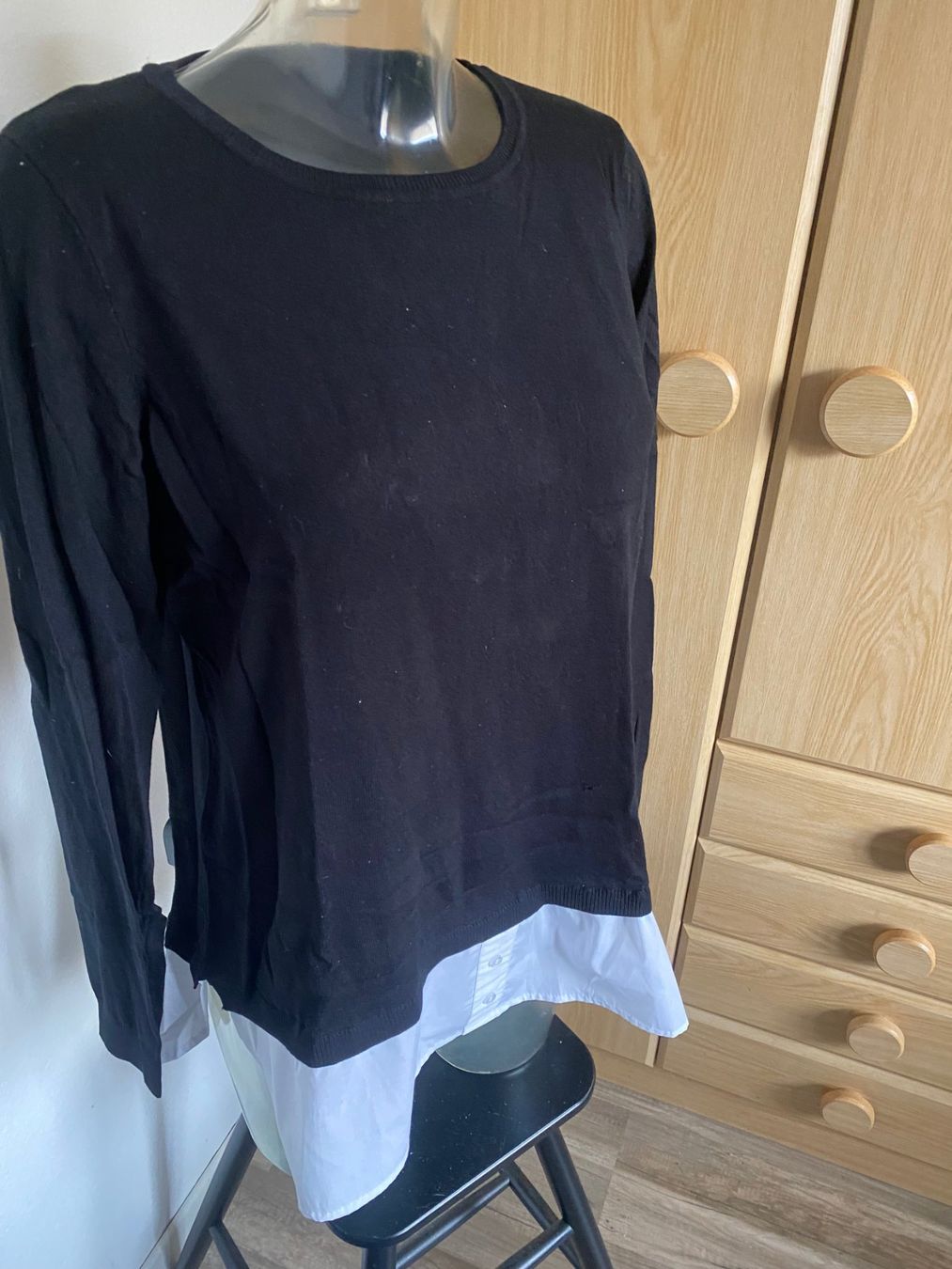 Maglioni & Felpe: Pulli schwarz mit Blusenabschluss Grösse XXL – Usato da Allenwinden venduto da Obalu 1