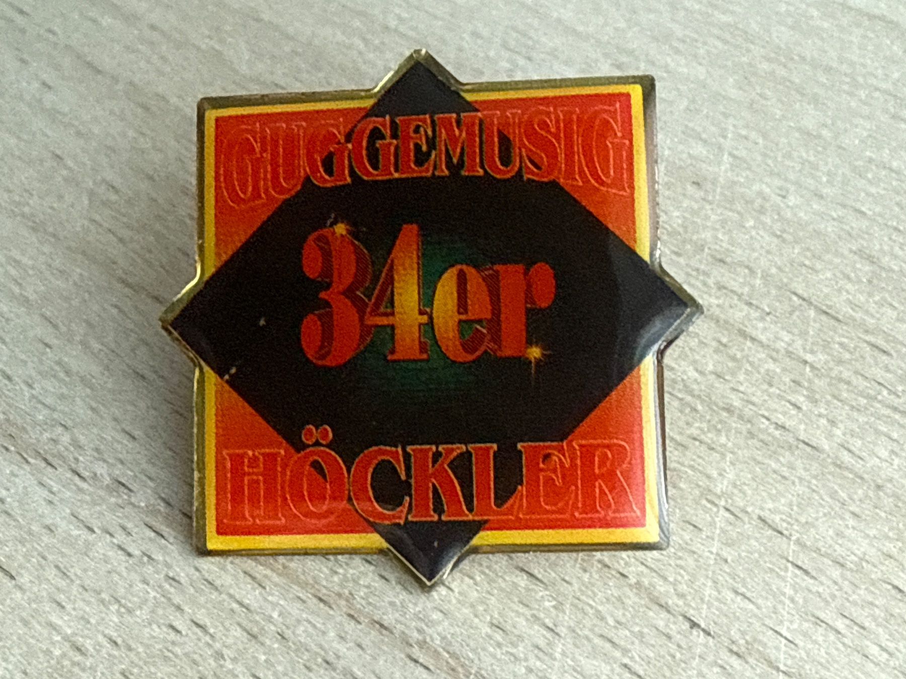 Placchette & Badge: Pin Guggemusig 34er Höckler – Usato da Glattbrugg venduto da Schweigmatt