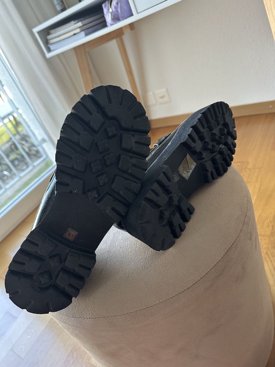 Scarpe da donna: Schwarze Lack Loafer mit Plateausohle – Usato da Olten venduto da sar_zs6d 2