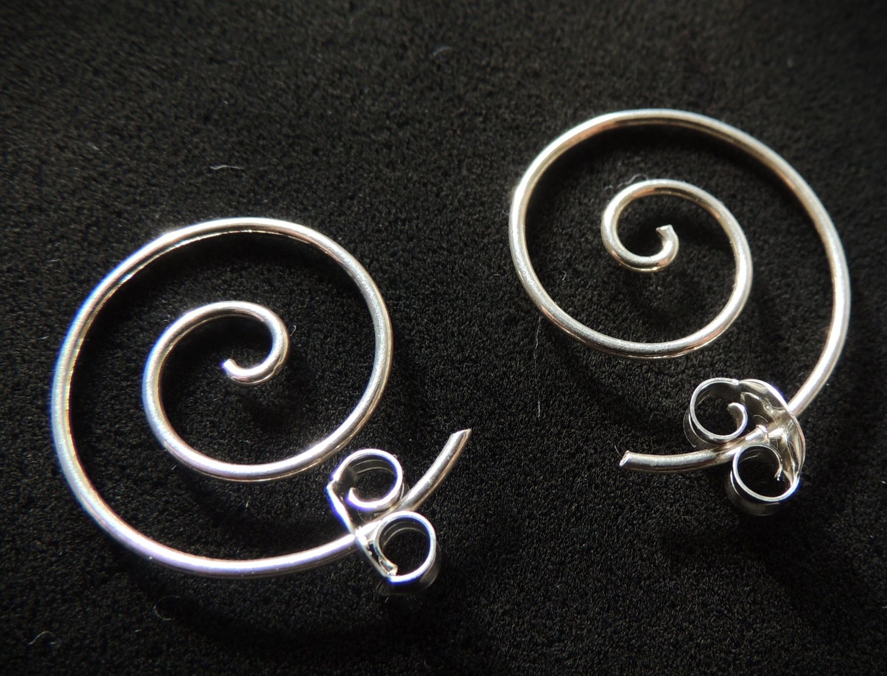 Orecchini pendenti & Orecchini a lobo: Silber 925 Spiral Ohrringe 18 mm – Nuovo e nell'imballaggio originale da Waldenburg venduto da schaller707