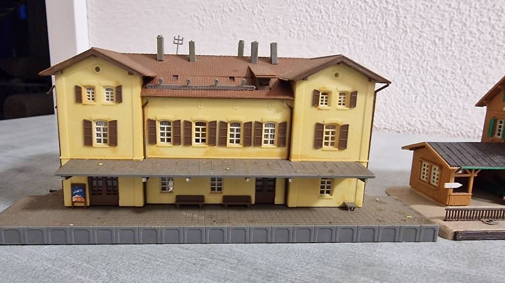 Modellini di ferrovie: 3 Modelleisenbahn Bahnhof vermutlich spur N – Usato da Hasle LU venduto da luc_9pxg 1