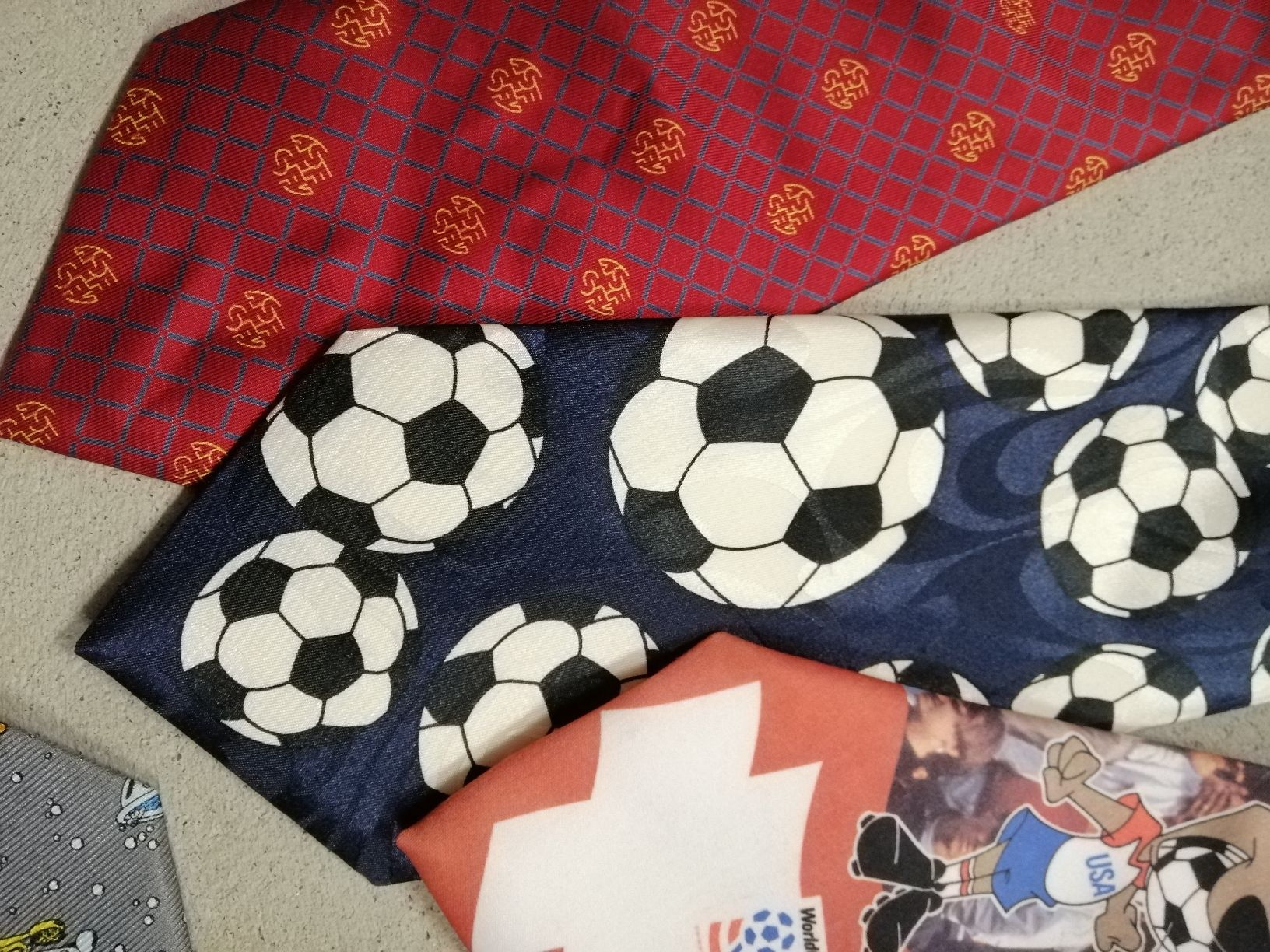 Cravatte: 6 Krawatten, EM/WM, Comic – Usato da Villmergen venduto da MONCHHICHI 1