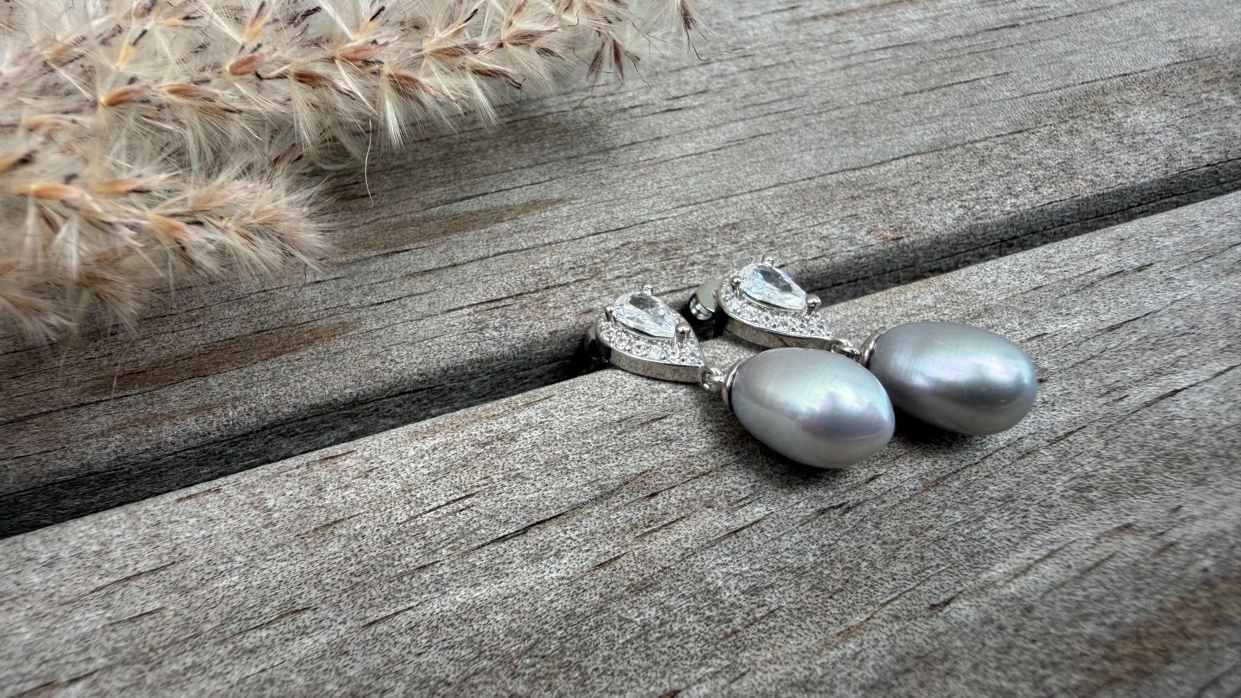 Ohrringe & -stecker: Zarte und edle echte Perlen-Ohrhänger/stecker GREY! – Neu und originalverpackt aus Rombach von Ivreajewels 1