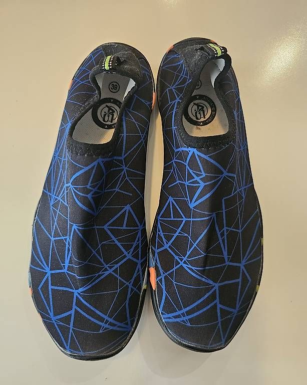 Scarpe da uomo: Badeschuhe / Wasserschuhe Gr. 39 – Usato da Luzern venduto da Donky_king 1