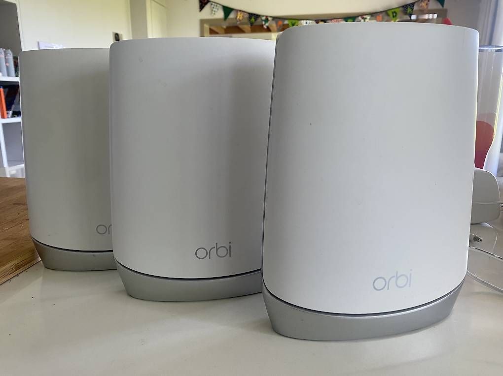 Modems & Router: Netgear Orbi WiFi 6 (RBR750 Router + 2x RBS750 Satellite) – Gebraucht aus Riehen von Fr4nz1