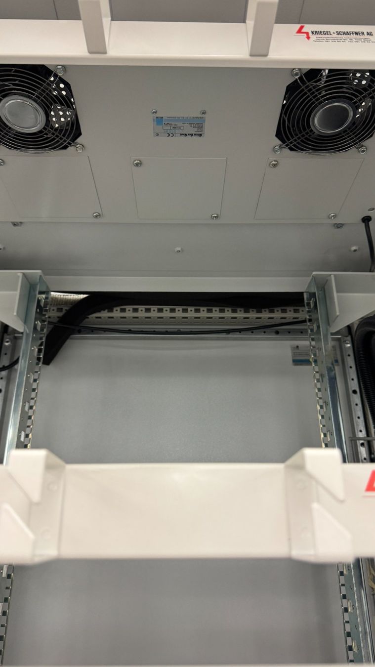 Rittal Racks & Ständer: Rittal Serverrack / Netzwerkschrank TS8 800x800x2000mm, Top – Gebraucht aus Basel von protekto 3