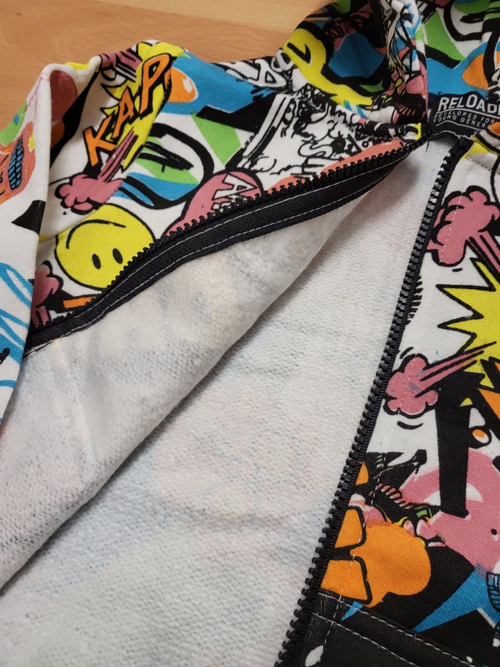 Giacche & Cappotti: Coole Kinderjäckli mit Comic-Print,Gr.128, nur CHF 7.90 – Nuovo e nell'imballaggio originale da Avenches venduto da FashionFactoryOutlet 2