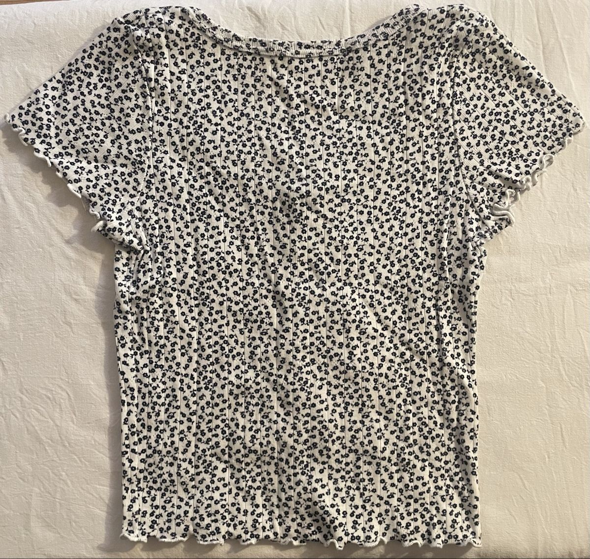 Brandy Melville Blouses, T-shirts & Tops: Top kurzarm Blumenmuster, gerippt – D'occasion à Basel par noee_joset 1