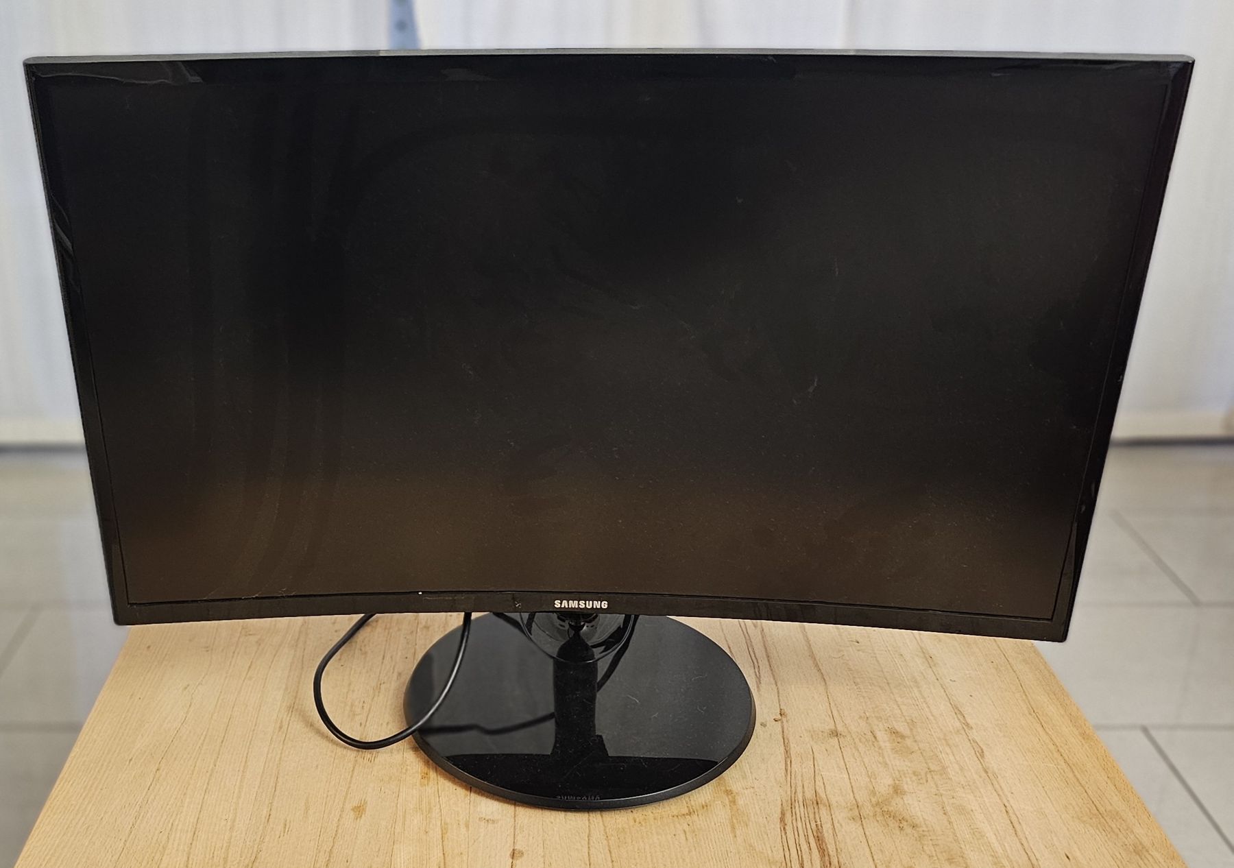 Samsung Monitor: Monitor curvo 27" Full HD – Usato da Gordola venduto da Alfacigno