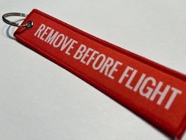 "REMOVE BEFORE FLIGHT" Schlüsselanhänger Rot