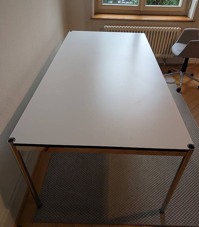 USM Schreibtische: Tisch USM Haller 2x1m hellgrau – Gebraucht aus Zürich von eli_yv5l 1