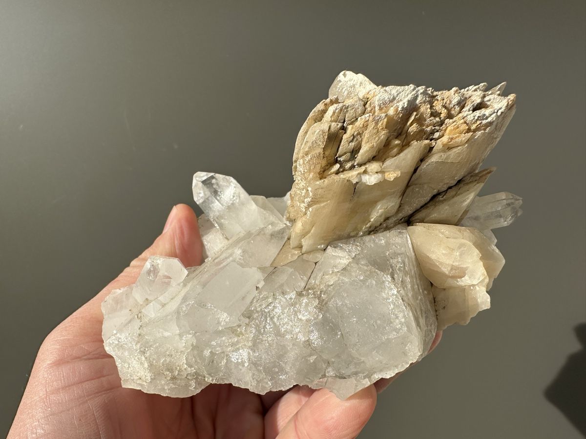 Minerali & Pietre curative: Quarz Calcit Piz Beverin – Usato da Oberuzwil venduto da Crystall0 4