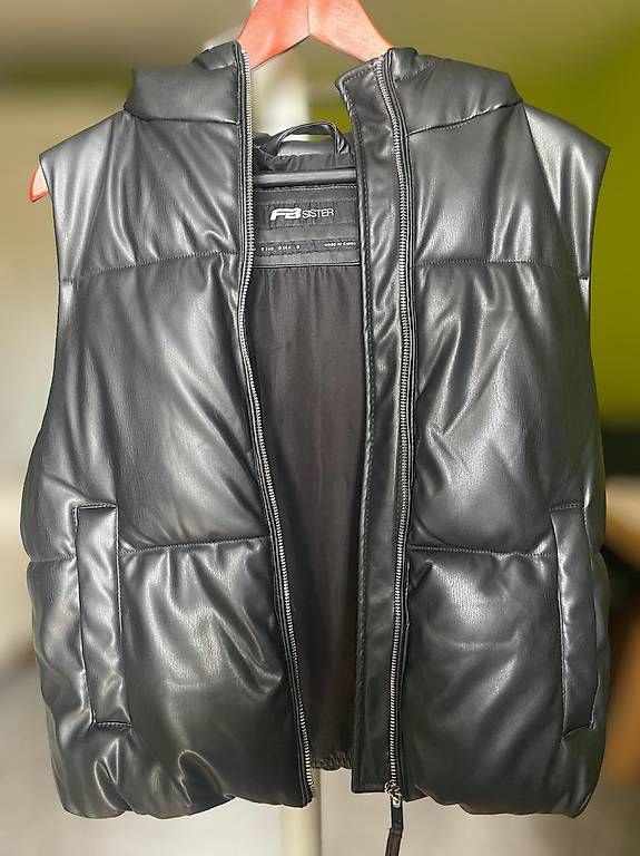Giacche:  Sleeved Down Jacket FB Sister - Size S (Leather Effect) – Usato da Basel venduto da amu_8n2j 2