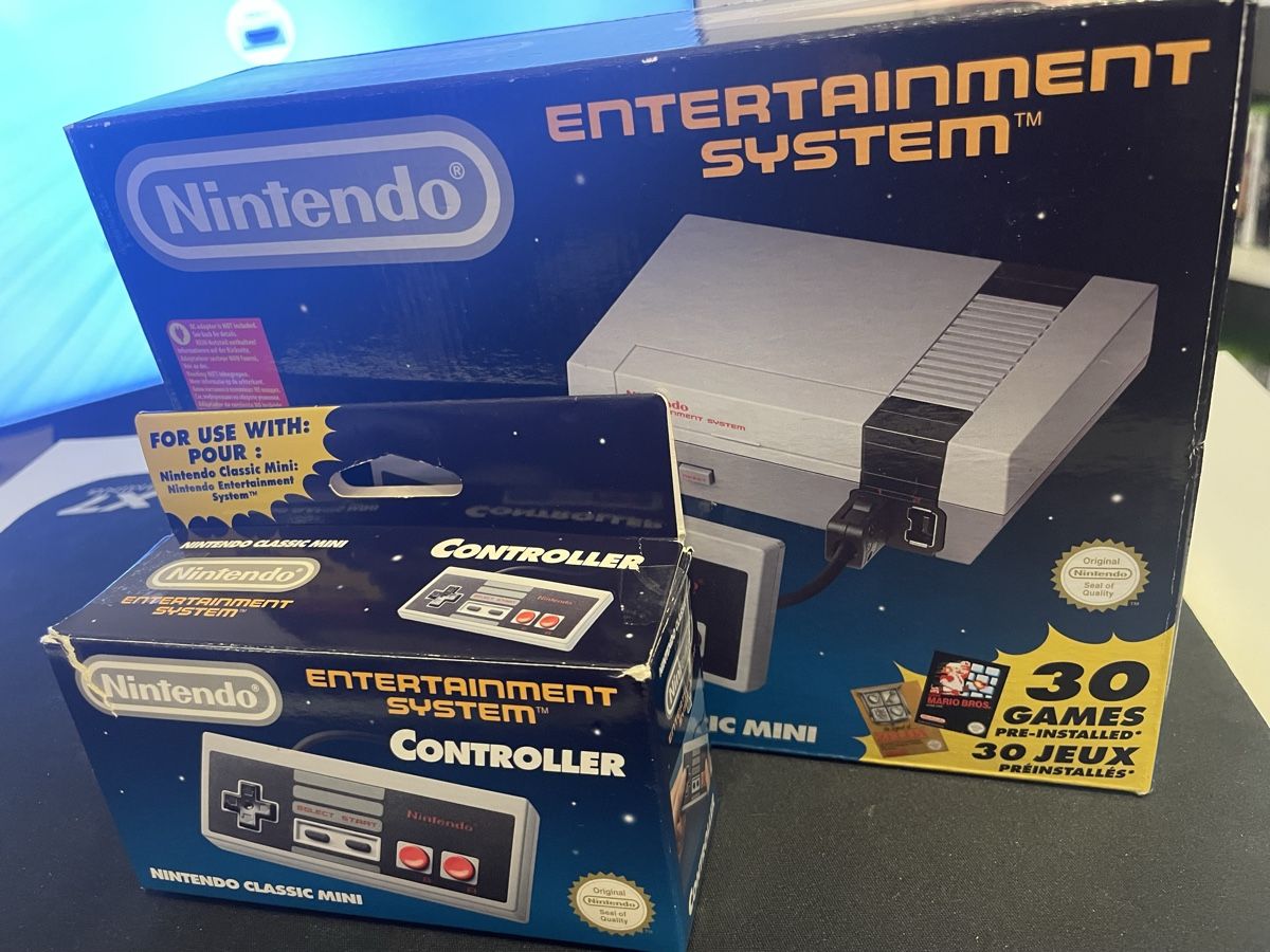Nintendo Consoles: Nintendo Entertainment System NES Classic Mini + Controller – Neuf (Voir description) à Münchringen par loo_b7bd