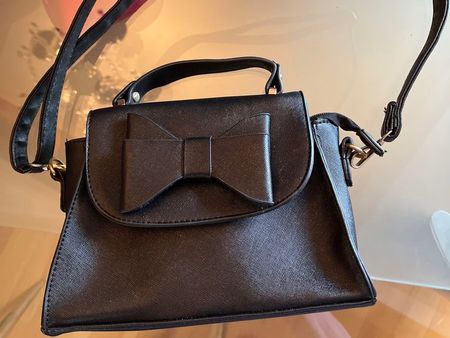 Sac à main noir élégant avec nœud papillon 👜