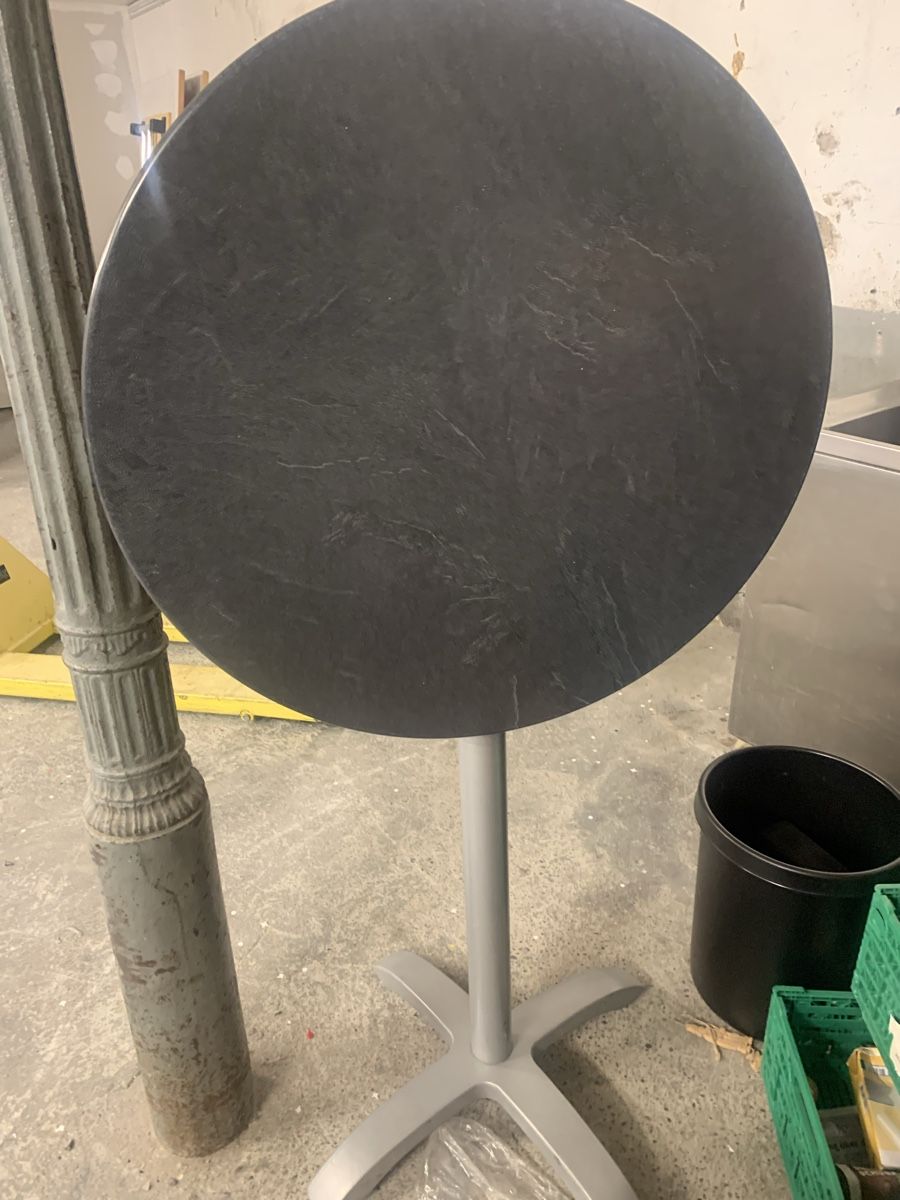 Servierplatten: Runder Tisch Anthrazitplatte, Metallfuss, neu – Neu (gemäss Beschreibung) aus Wil SG von Dani-s-Brocki