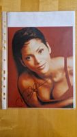Halle Berry (James Bond), Original Autogramm auf Foto