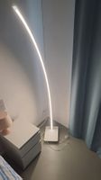 Bogenlampe mit LED-Technik in Weiss, minimalistisch,gebrauch