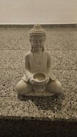 Meditierender Buddha mit Kerzenhalter