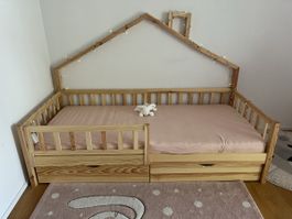 Kinderhausbett aus Holz mit Schubladen 90x200