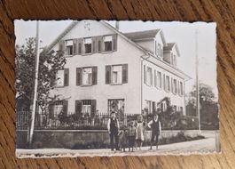 unbekanntes Haus, davor 5 Kinder
