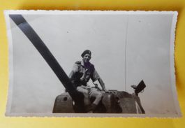 Original Foto eines Soldaten auf Panzer