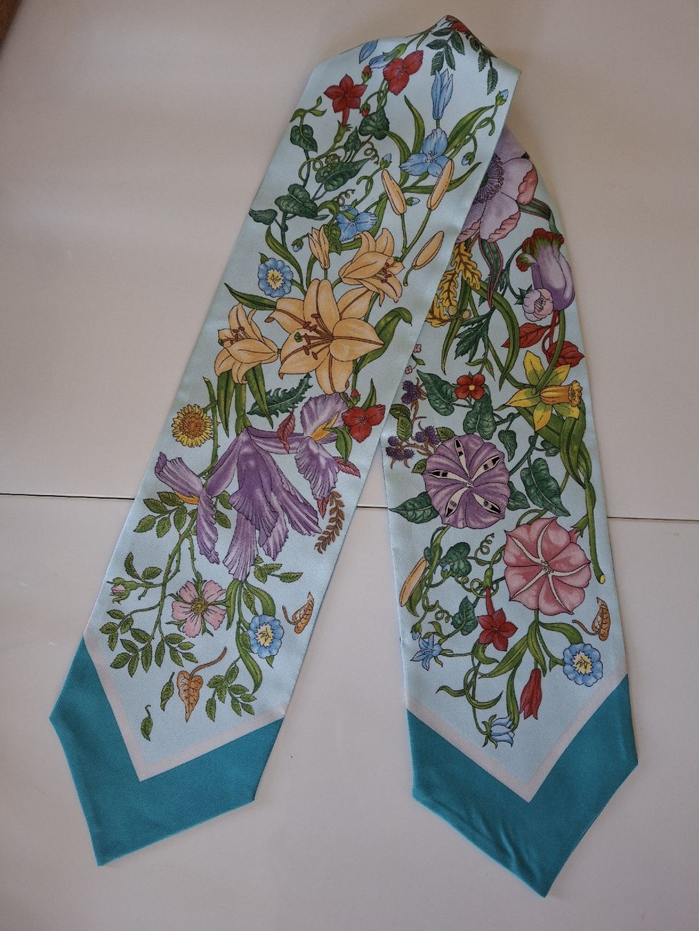 Gucci Foulard & Sciarpe: Foulard Gucci floral – Usato da Lausanne venduto da Cognitia 2