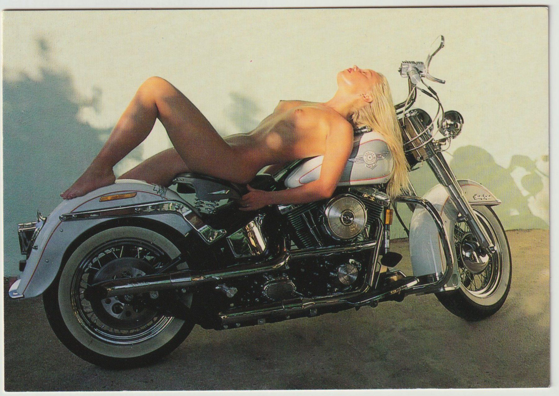 Cartoline postali: Ak Harley Davidson Motorrad mit Model, Erotikkarte – Usato da Bedigliora venduto da positano