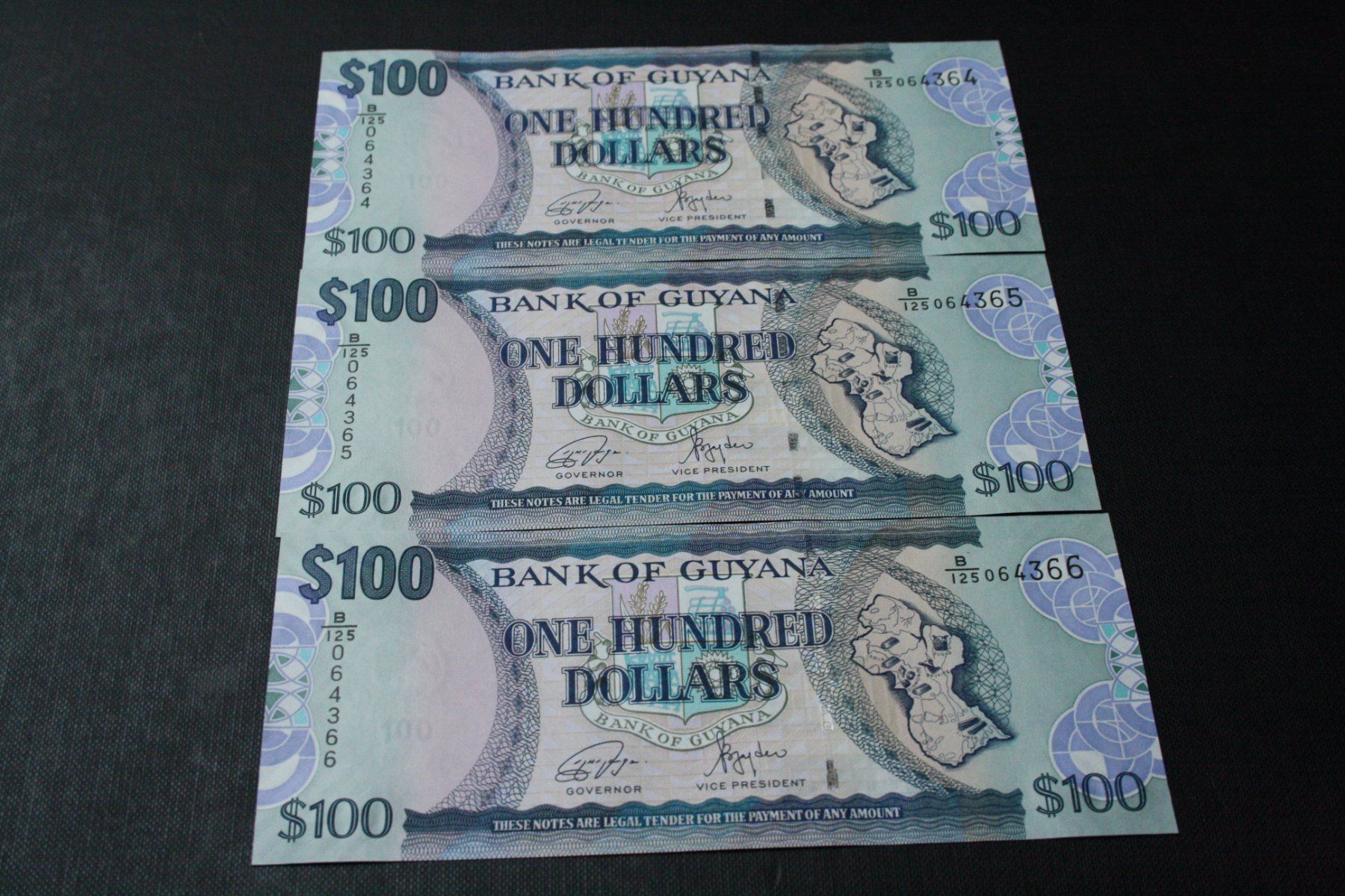 Banconote: Guyane 3 x 100  Dollars UNC – Nuovo (secondo la descrizione) da Cormondrèche venduto da Hermes.monnaies
