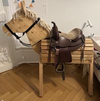 Holzpferd mit echtem Westernsattel – wie neu!
