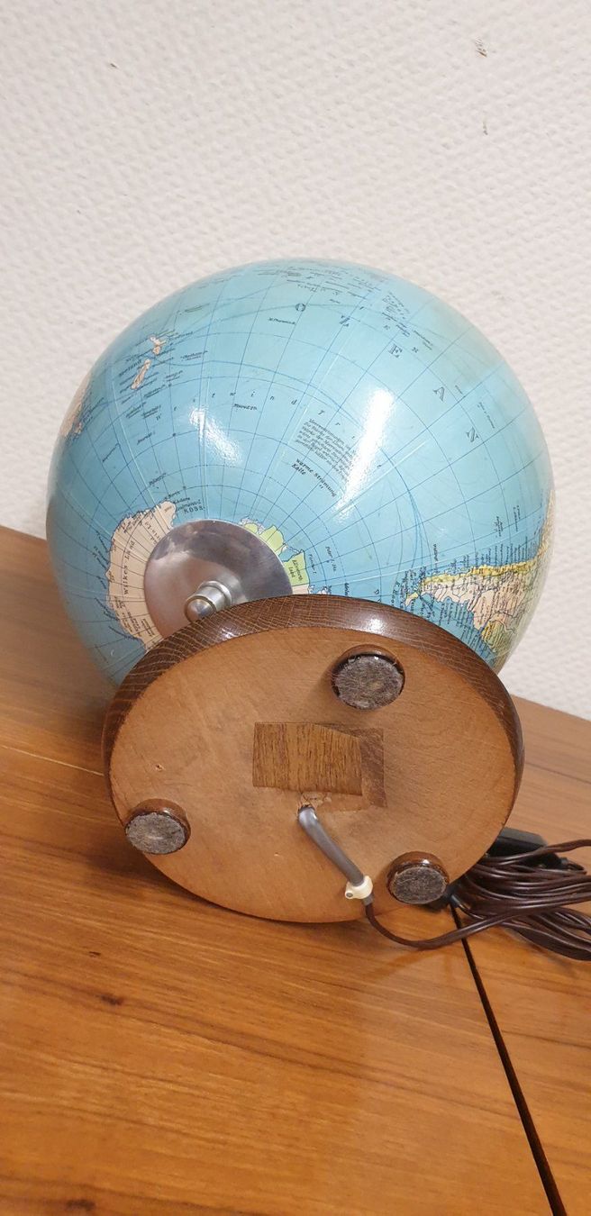 Sonstige Dekorationen & Accessoires: K+F Leuchtglobus Glas mit Holzfuss – Gebraucht aus Emmen von Brockofsky 7