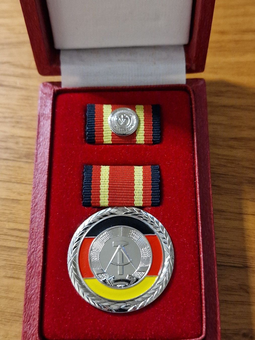 Medaglie: DDR Verdienstmedaille / Ehrenzeichen mit Etui – Nuovo (secondo la descrizione) da Zürich venduto da Allerlei_Shop 1