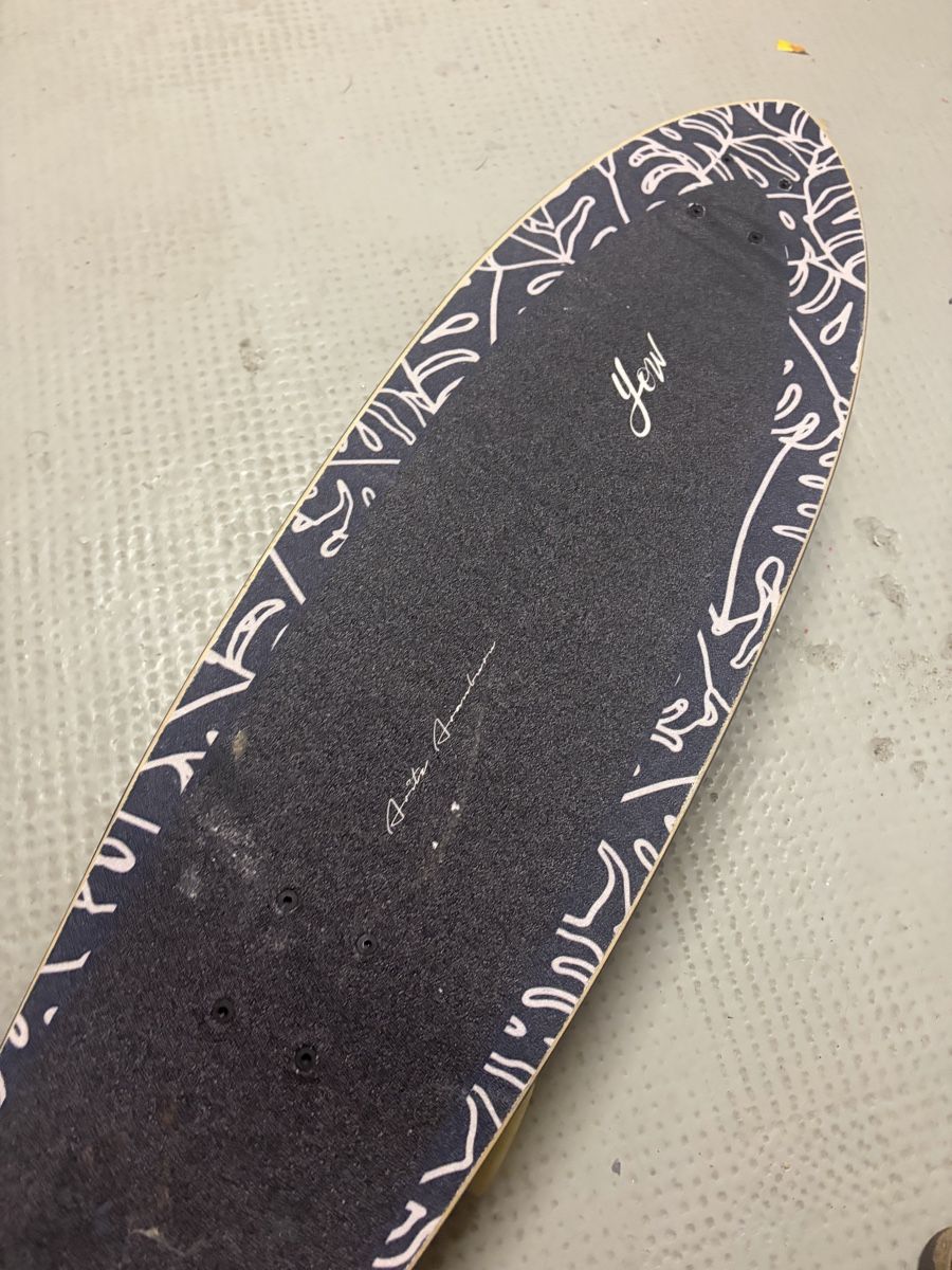 Skateboards: Skateboard with leaf pattern, pre-owned – Usato da Basel venduto da cei_5scv 1