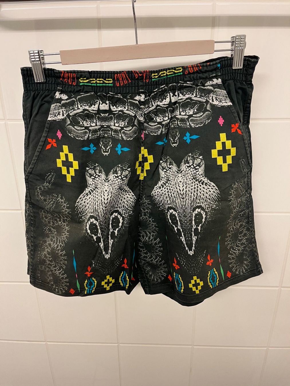 Pantaloni: Marcelo Burlon Shorts Schwarz – Usato da Zürich venduto da savu19