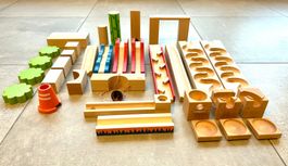 Kugelbahnteile aus Holz
