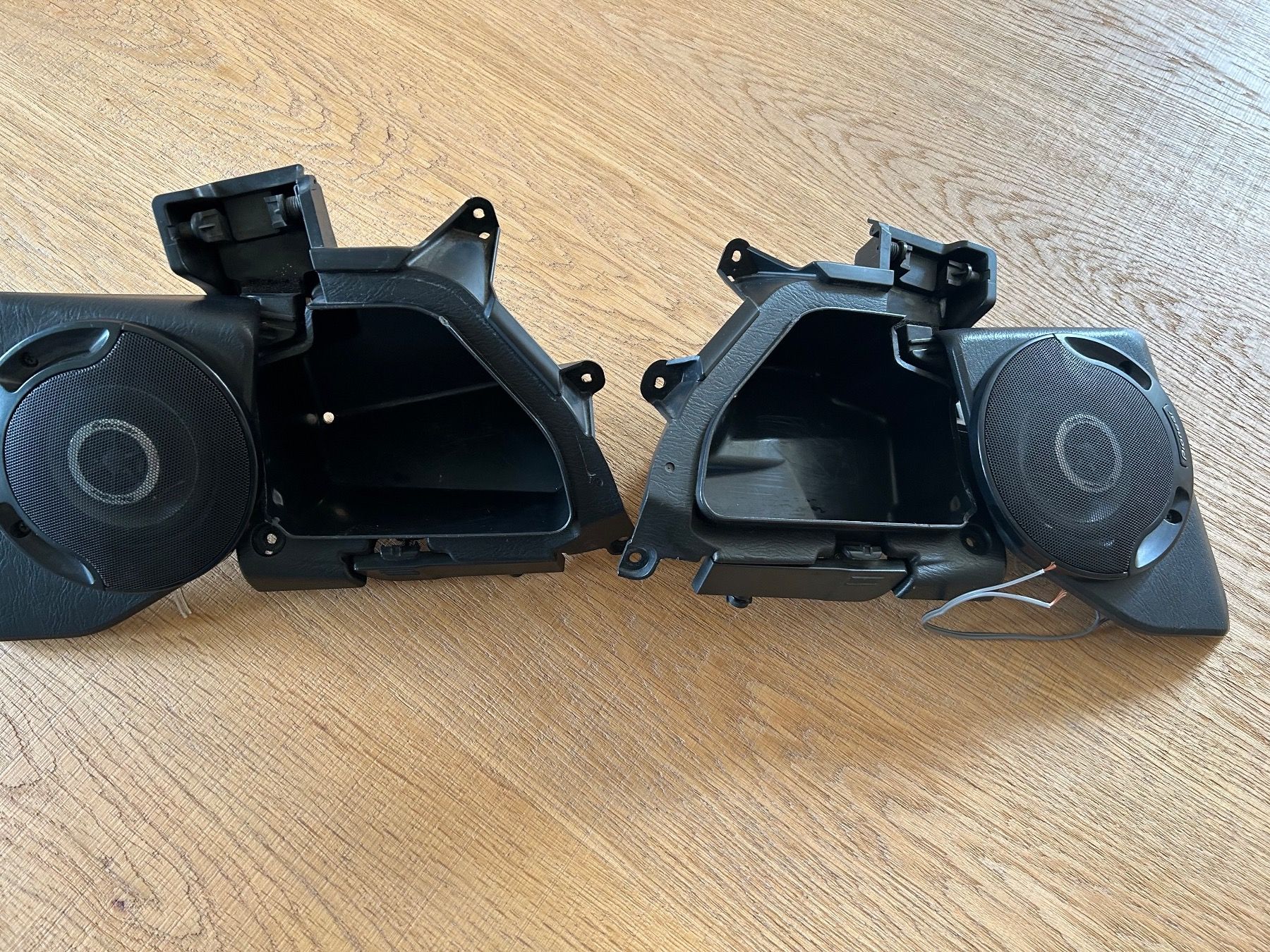 Suzuki Tutti i ricambio per moto: Suzuki Burgmann 400 Handschuhfach mit Lautsprecher – Usato da Oberrieden venduto da Mezz9 1