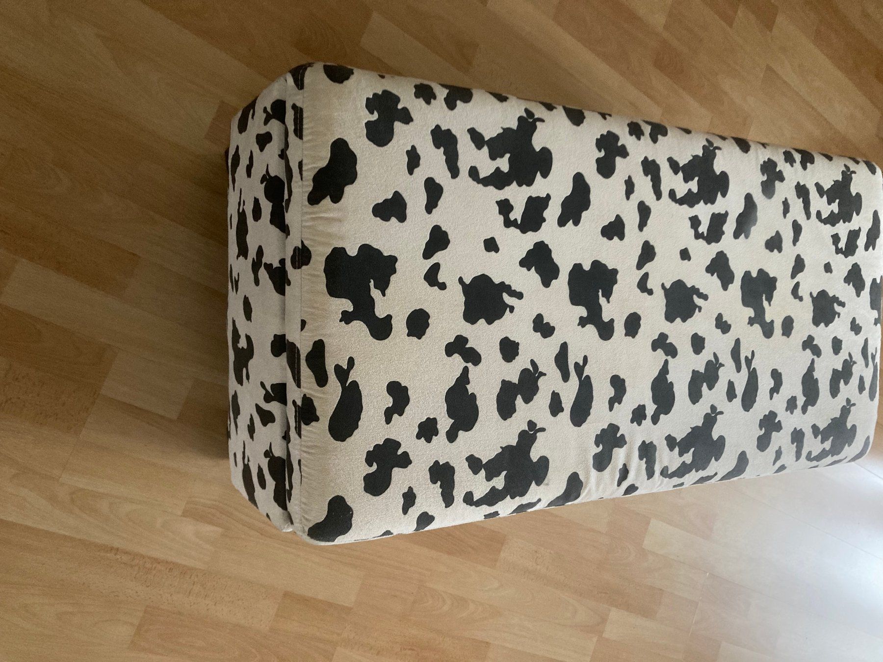 Sgabelli: Hocker mit Kuhfellmuster – Usato da HORGEN venduto da SPRUNGTUCH