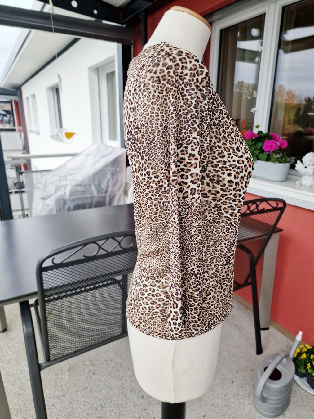 Maglioni & Felpe: HENNES feines, elastisches Wildprintshirt – Usato da Rüti ZH venduto da shanenya 2