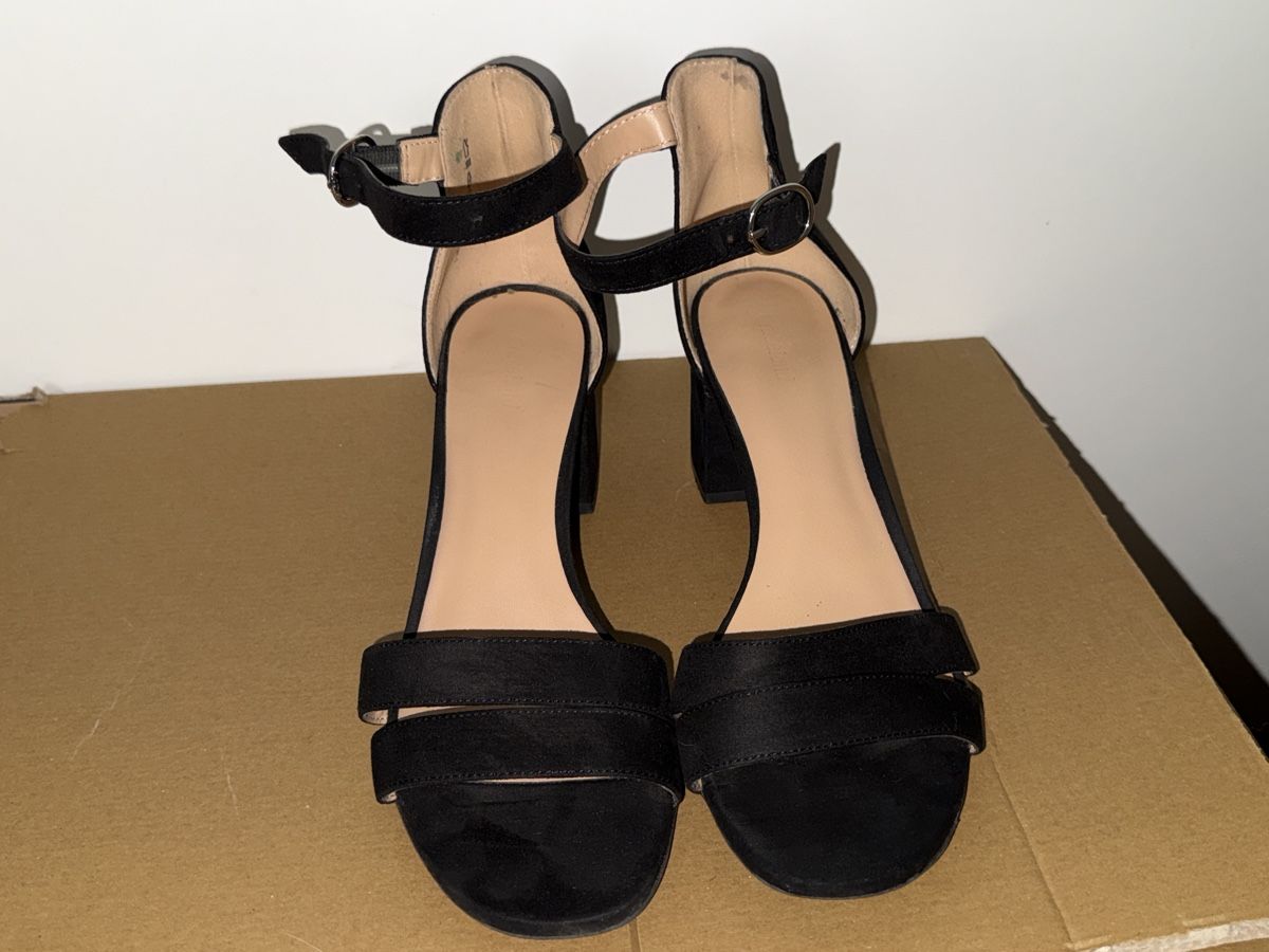 Scarpe da donna: SCHWARZE RIEMCHENSANDALEN MIT ABSATZ – Usato da Schlieren venduto da kle_dis 2