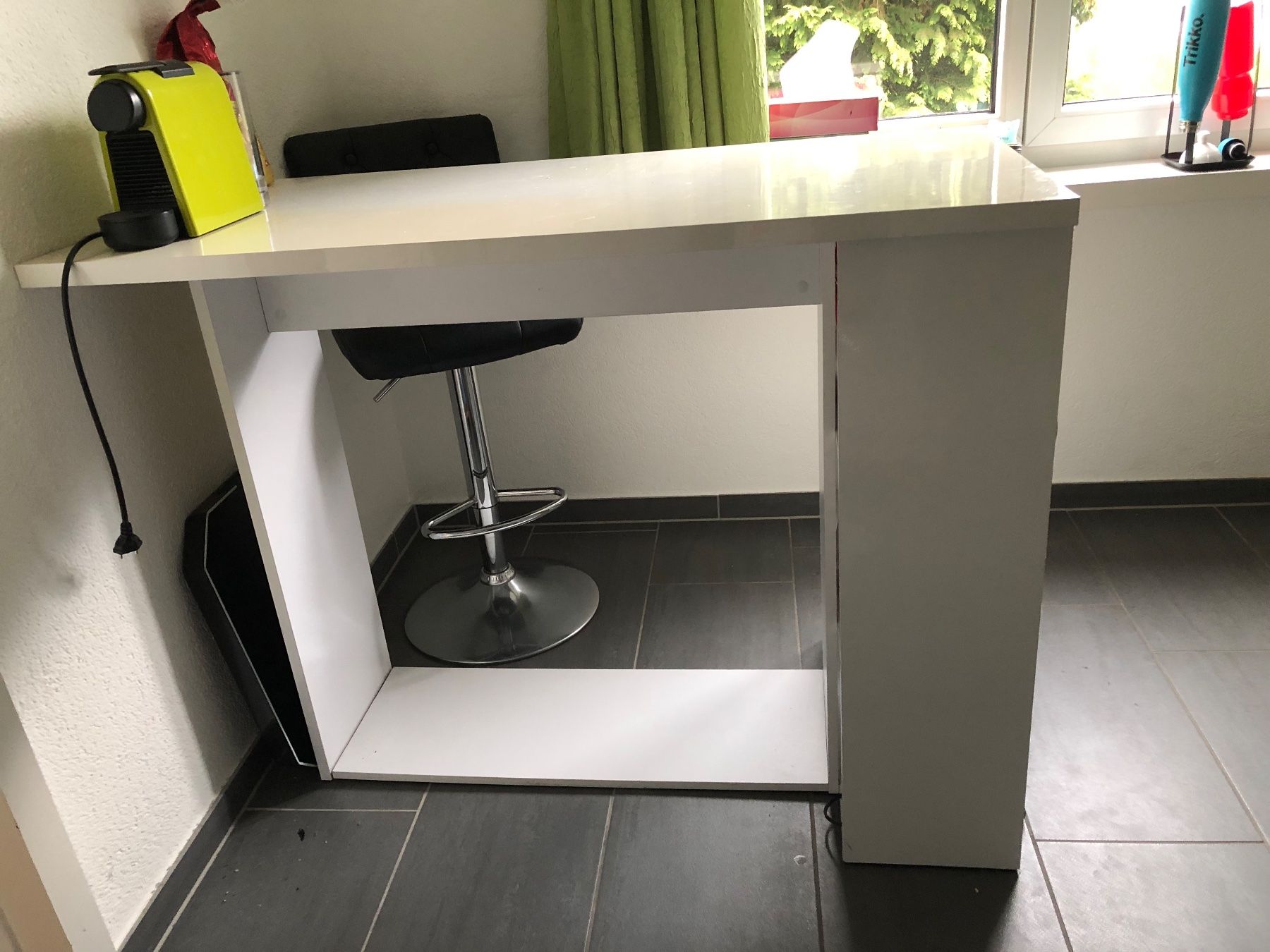 Allestimento di negozi e stand fieristici: Weisse Küchentheke mit Stauraum – Usato da Olten venduto da JZD